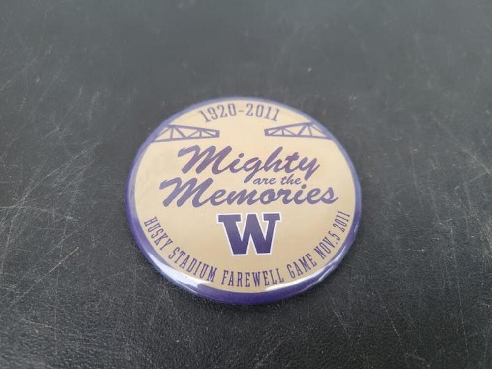 Washington Huskies Pin Button One Size Gold NCAA Football Husky Stadium Farewell